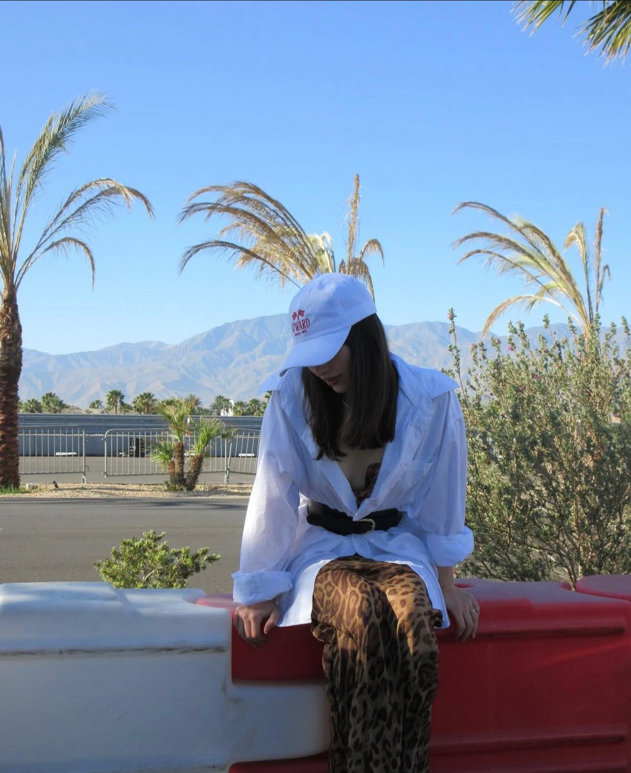 Gorra Blanca Curva PO+EO Collab O’WARD Racing Club logo rojo al frente